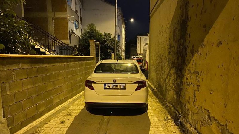Bursa’da polisten kaçarken çıkmaz sokağa girince, aracını bırakıp kaçtı
