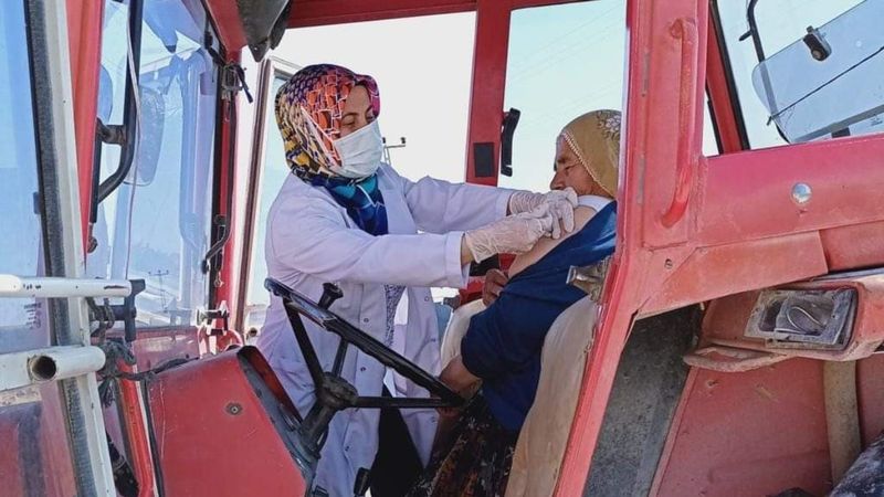 Kayseri'de traktör üzerinde aşı oldu