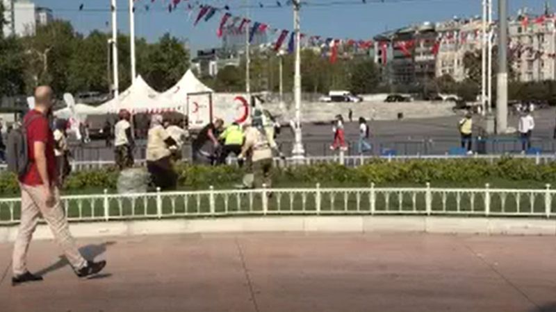 Taksim'de İBB çalışanlarının kavgası