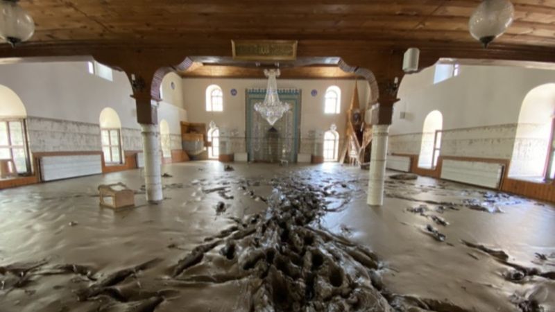 Bozkurt'taki selde balçıkla kaplanan 113 yıllık cami temizlendi