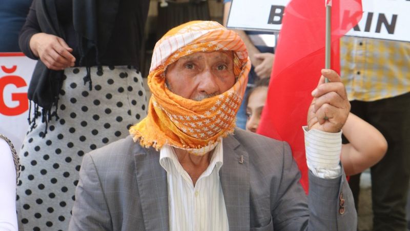 Hakkari'de HDP'yi protesto eden baba, kızının polis olmak istediğini söyledi