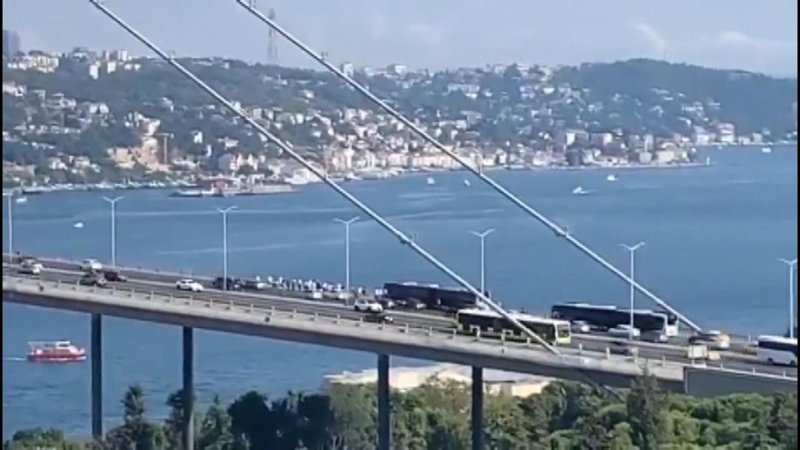 15 Temmuz Şehitler Köprüsü’ndeki metrobüs arızası vatandaşları mağdur etti
