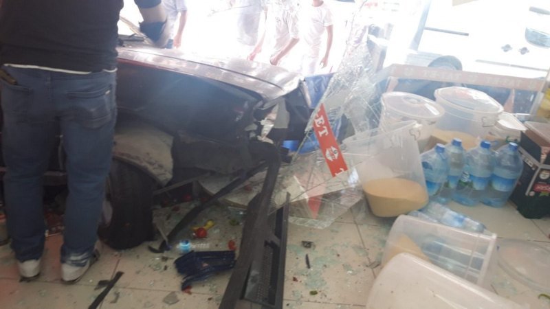 Bahçelievler’de, 17 yaşındaki sürücü kaldırımı aşıp markete daldı