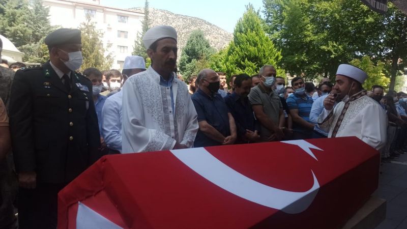 Kazada ölen astsubayın cenaze namazını imam babası kıldırdı