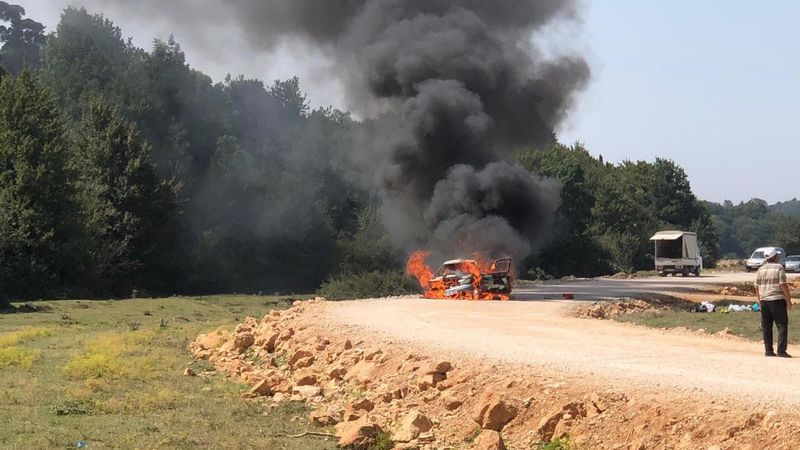 Sakarya’da yanan araç küle döndü