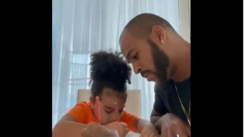 Marcao kızıyla birlikte Türkçe çalıştı