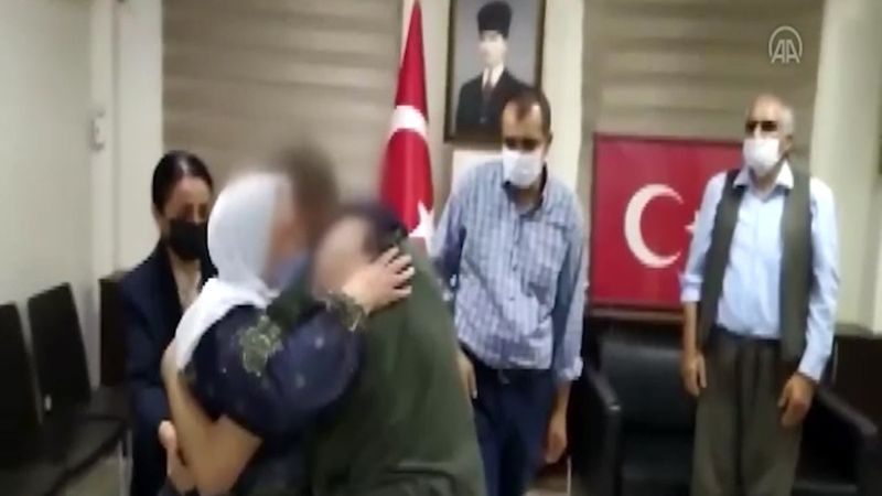 Evlat nöbetinde bir aile daha çocuğuna kavuştu