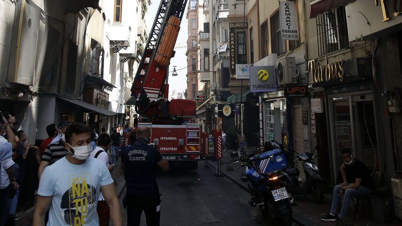 Beyoğlu'nda uygunsuz park, yangına müdahaleyi geciktirdi