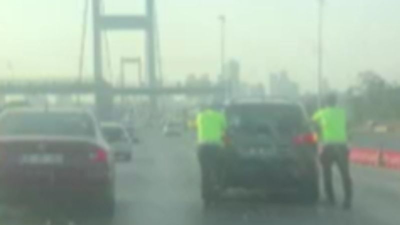 İstanbul'da aracı bozulan sürücüye polisler yardım etti