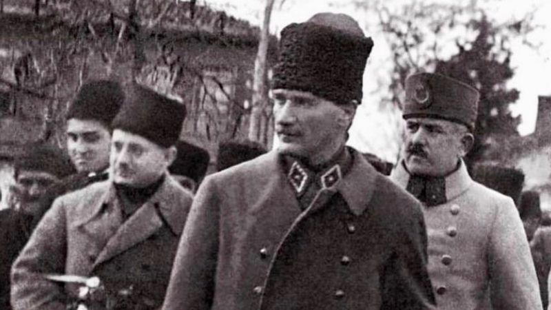 Ünlülerin '30 Ağustos' paylaşımları