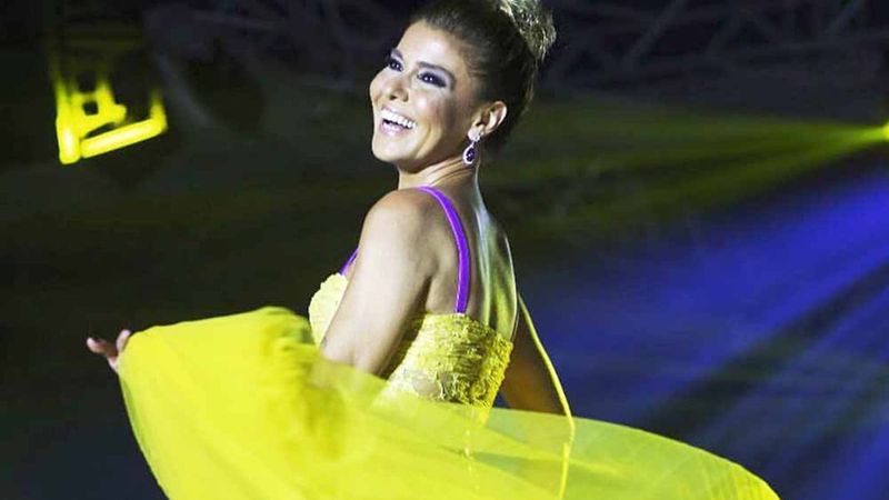 Gülben Ergen'den çok ince mesaj! 'Hançer' kıyafetiyle sahneye çıktı