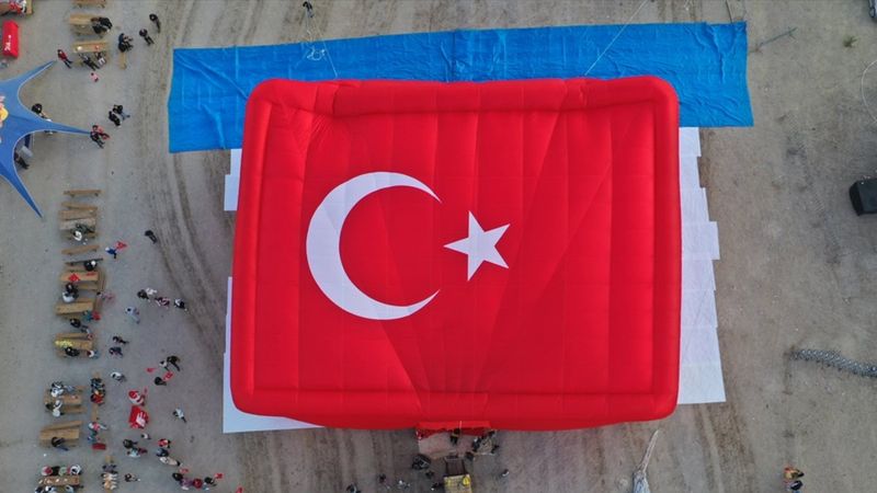 Nevşehir'de ay yıldız desenli balon havalandı