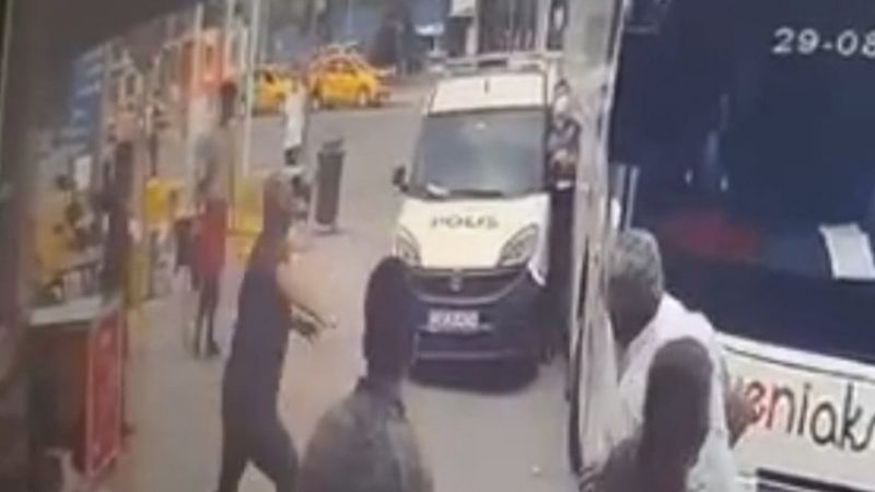 Kocaeli'de otobüs ile araç arasında sıkışan polis