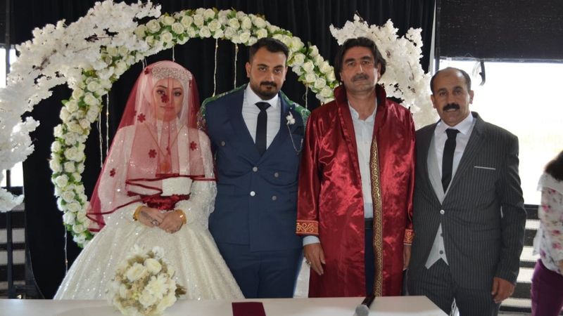 Ağrı'daki aşiret düğününde çifte, 1 milyonluk takı takıldı