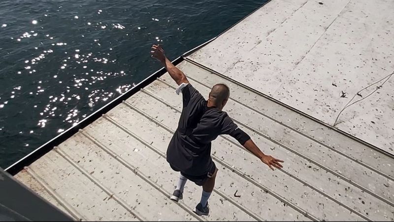 Galata Köprüsü'nden gemiye atlayan genç