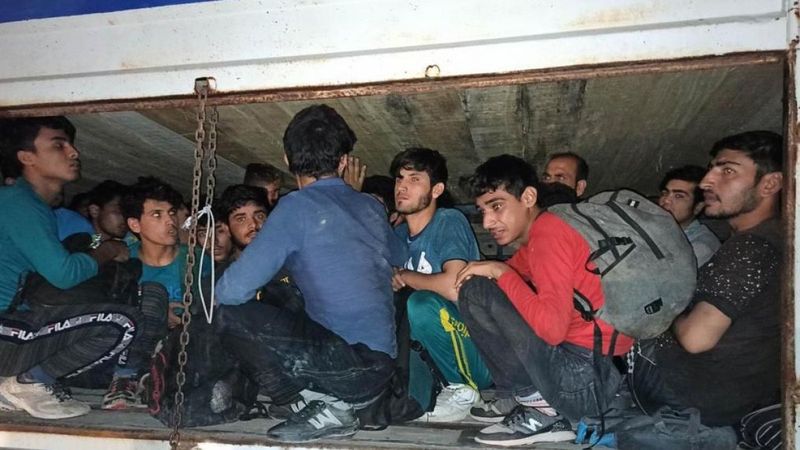 Van’da, kamyonun özel bölmesinde 78 kaçak Afgan göçmen yakalandı