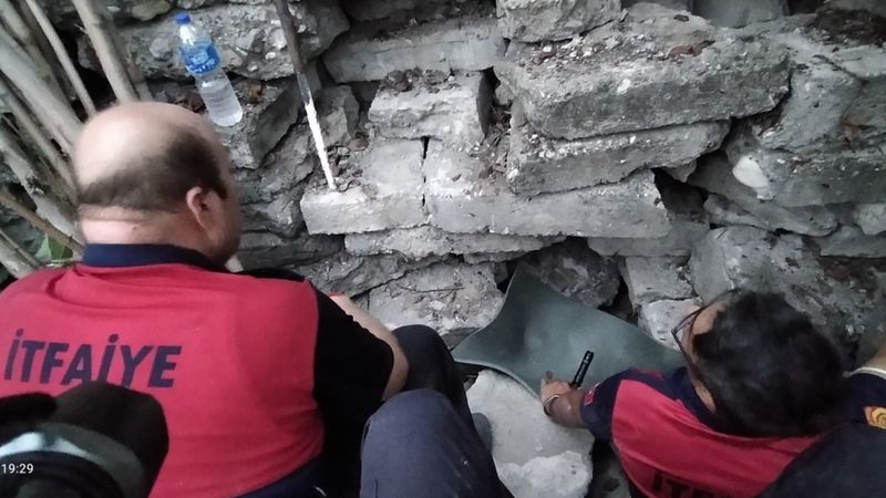 Karabük'te itfaiyeciler yavru köpekleri kurtarmak için uğraştı