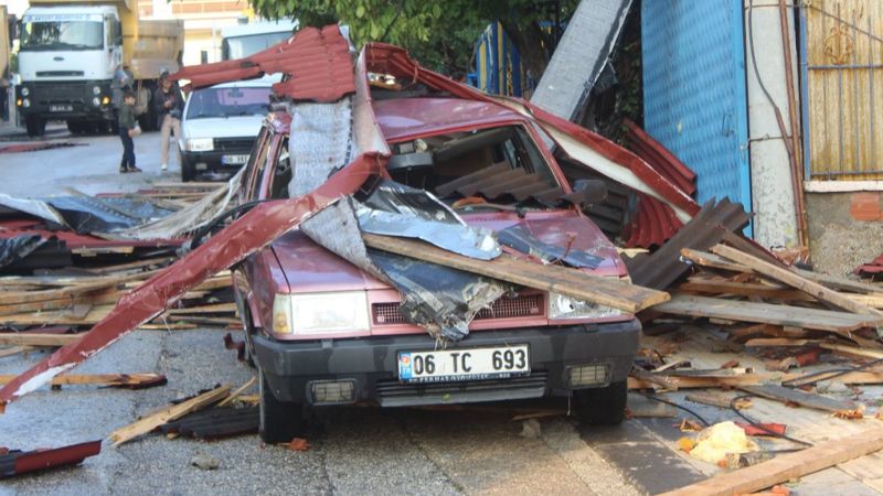 Ankara'da fırtınada 3 binanın çatısı uçtu