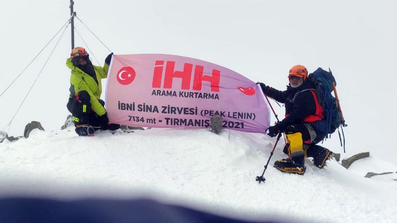 Tarihi bir tırmanış: İHH ekipleri İbni Sina Zirvesi'ne çıktı