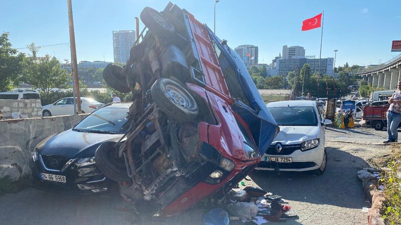 İstanbul'da kamyonet 2 otomobilin üstüne devrildi