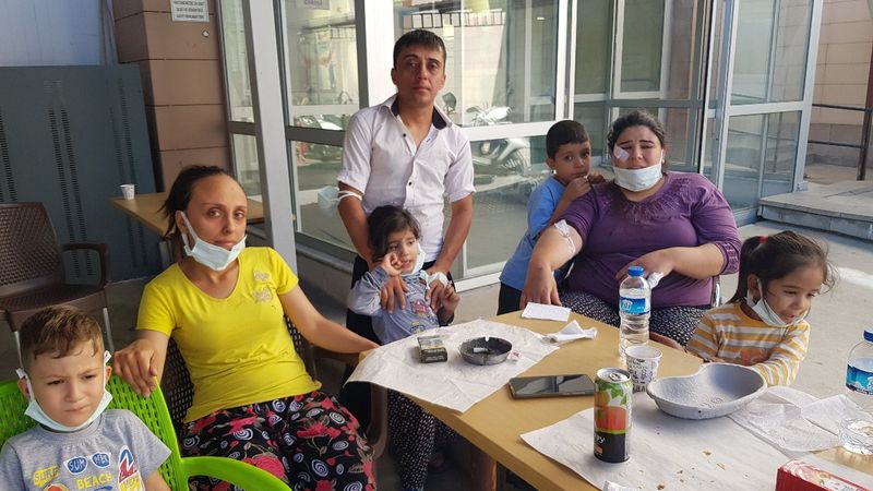 İzmir'de rakıyı su sanıp kazazedelerin başına döktü