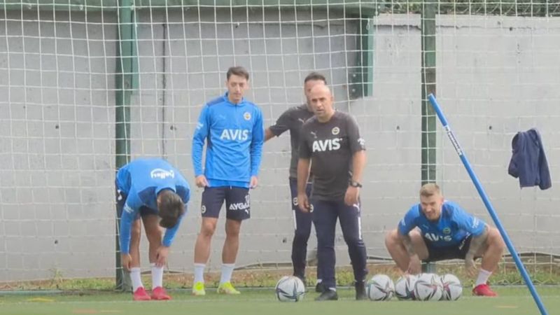 Mesut Özil ve Vitor Pereira idmanda bir arada
