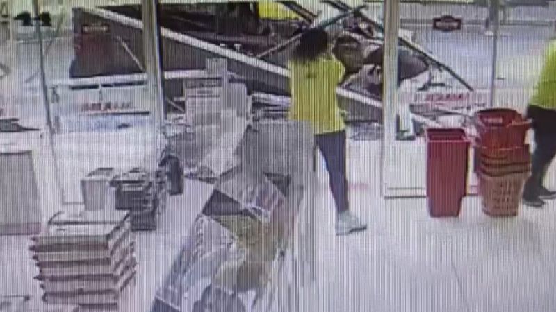 Kasımpaşa’da, hafif ticari araç otobüs durağına daldı