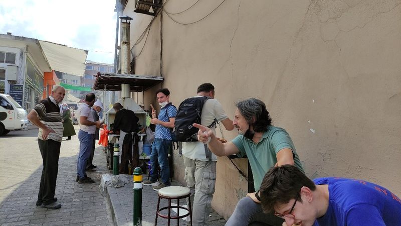 Bursa'daki 50 yıllık seyyar köfteci için uzun kuyruklar oluşuyor