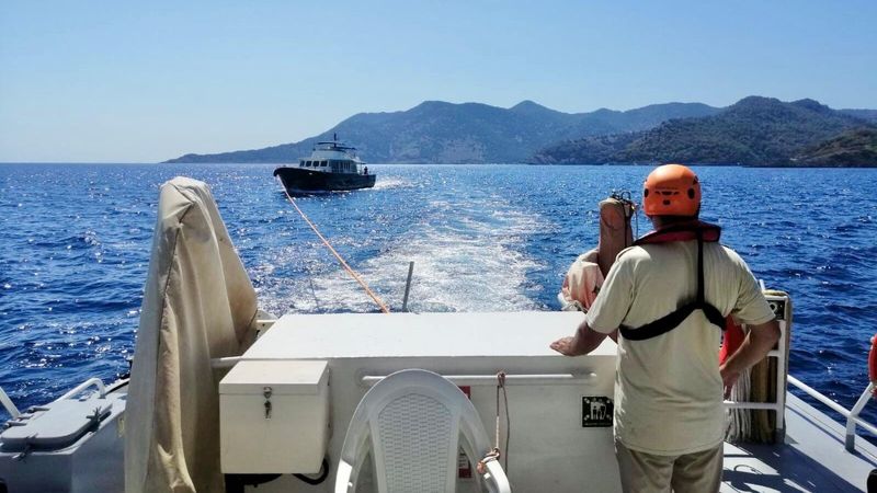 Muğla'da yanan teknedeki 4 kişi kurtarıldı