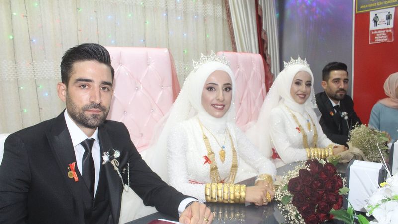 Adıyaman'da ikiz kardeşlerin çifte mutluluğu