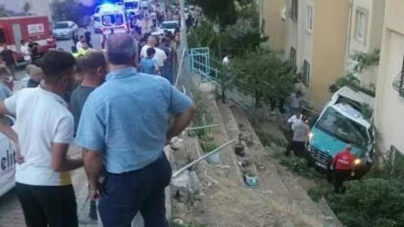 İzmir'de düğüne giden minibüs apartman bahçesine düştü: 20 yaralı