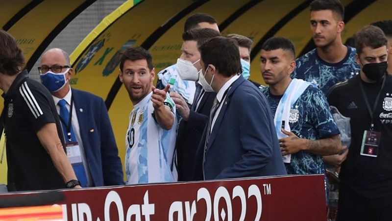 Brezilya maçında Arjantinli futbolcular, sahayı terk etti