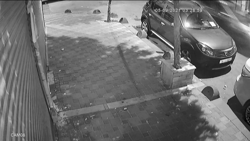 Esenler'de rastgele açılan ateşle, park halindeki araçlar kurşunlandı