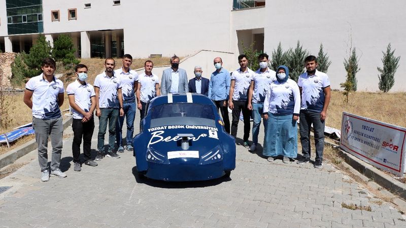 Yozgat'ta üniversiteliler trafik levhası okuyabilen sürücüsüz araç tasarladı