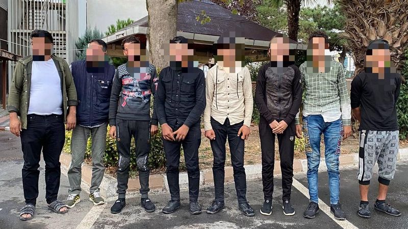 Kocaeli'de aracın bagaj ve yolcu kısmından 8 kaçak göçmen çıktı