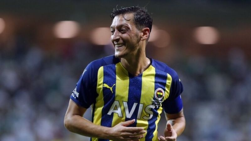 Mesut Özil'in menajeri: Oyuncum 3 yıl daha Fenerbahçe'de