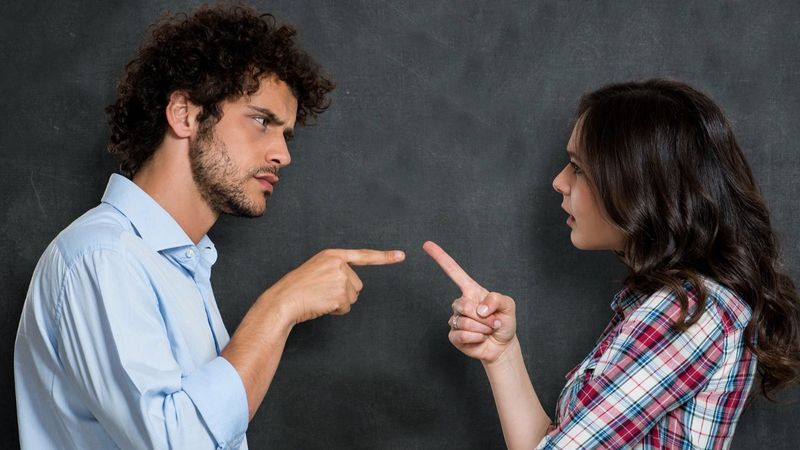 Eşinizle kavga ederken kaçınmanız gereken 7 davranış
