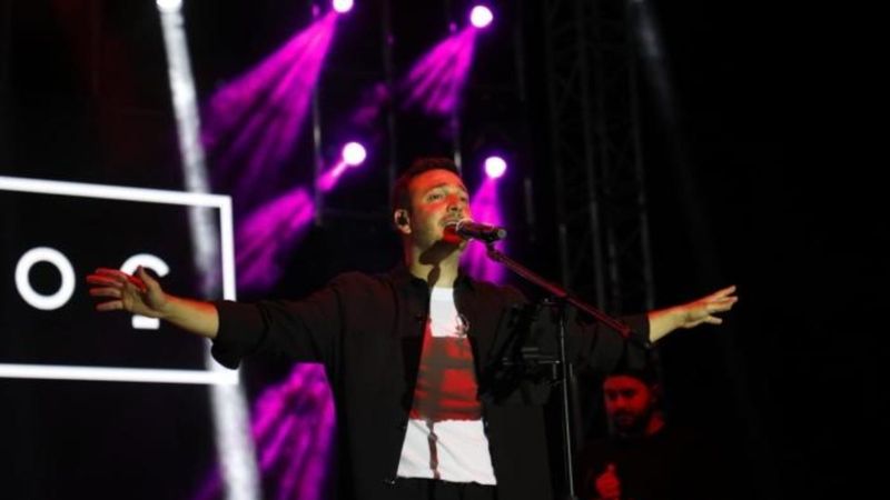 Oğuzhan Koç'un sahnesinde ilginç anlar! Sahneye çıktı ve..