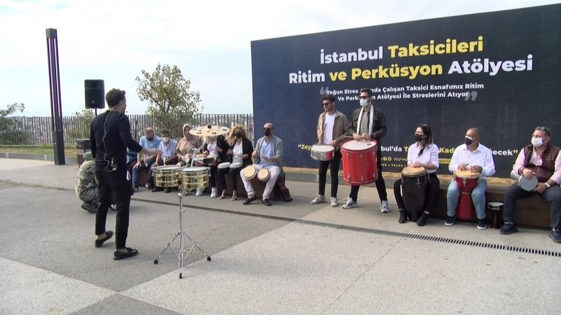 İstanbul'da taksiciler enstrüman çalarak rahatladı