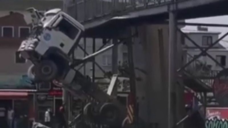 Yalova’da, damperi açık kamyon üst geçide takıldı