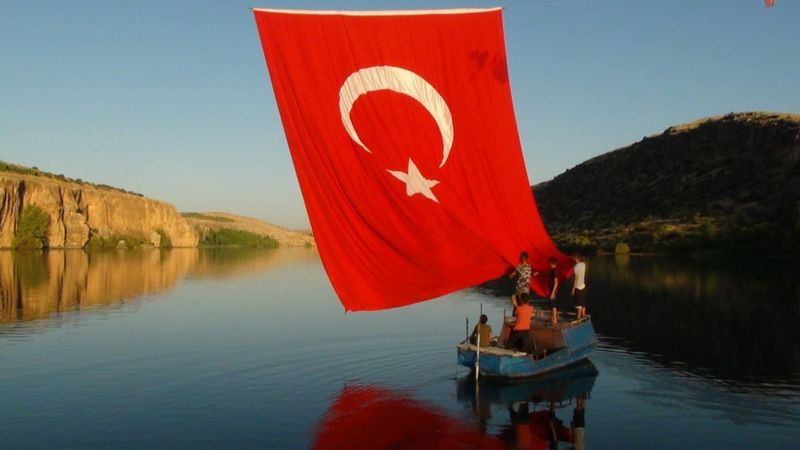 Fırat ve Göksu'nun birleştiği kanyonda Türk bayrağı dalgalanıyor