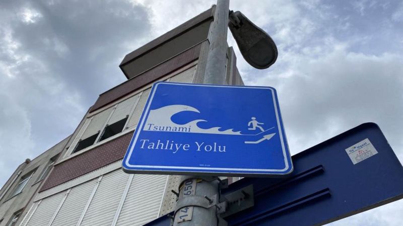 İstanbul'da tsunami tahliye tabelaları asıldı