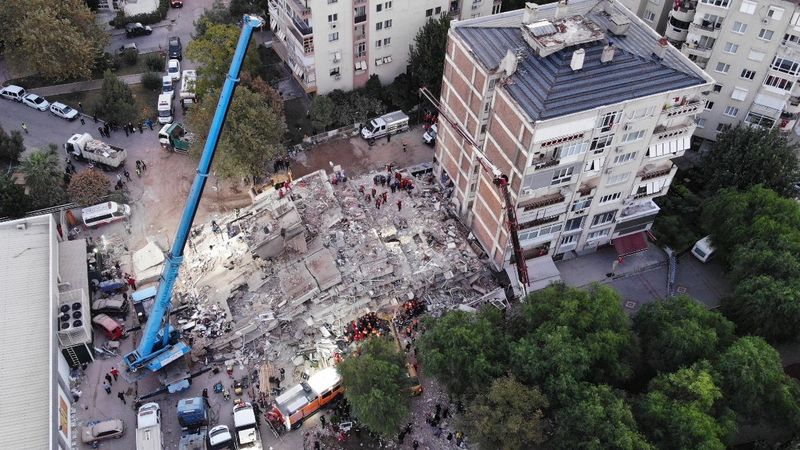 İzmir'de yıkılan 'Doğanlar Apartmanı' davası başladı