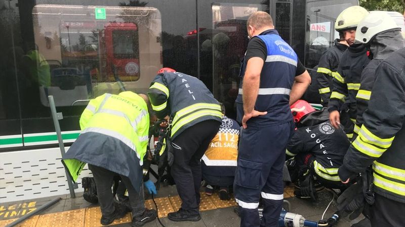 Kocaeli’de, kadının ayağı tramvay ile beton arasında sıkıştı