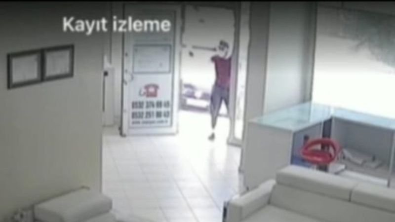 Elazığ’da, iş yerine silahlı saldırı kamerada