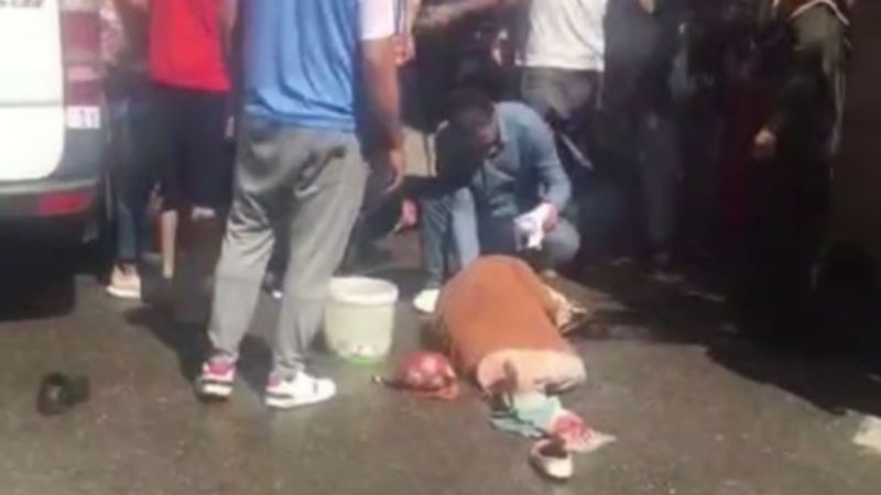 Kocaeli'de sokak ortasında eşini darbeden şahıs tutuklandı