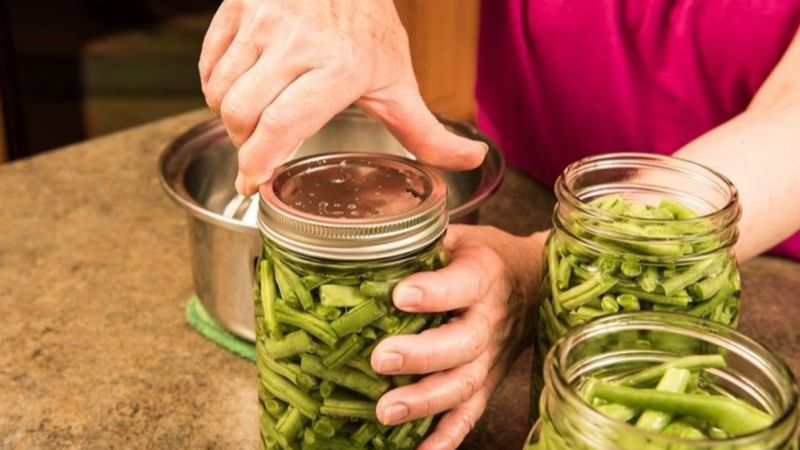 Evde yapılan konserve 'Botulismus’ riski taşıyor