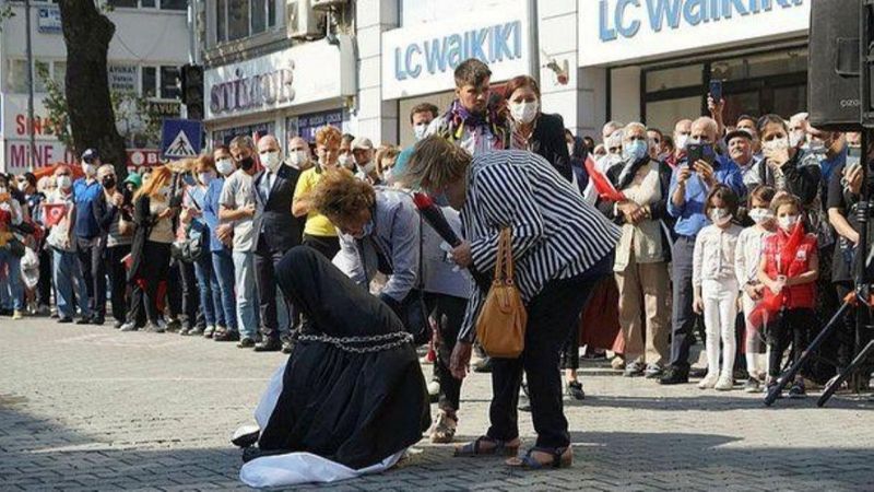 Edremit'te zincirli kadın gösterisine müdahale etmeyen kaymakam görevden alındı