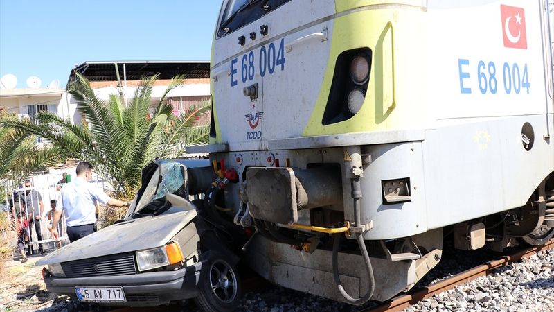 Manisa’da hemzemin geçitte tren otomobile çarptı