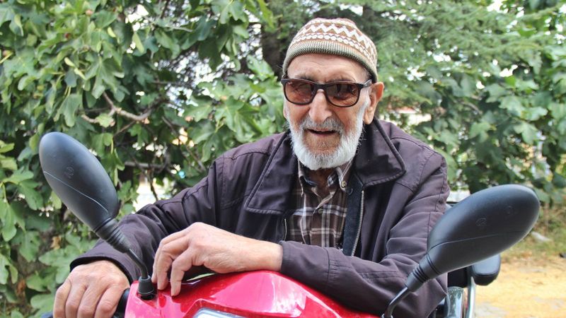 Kocaeli'de akülü motorun üstünde kara lastikli 92'lik çınar